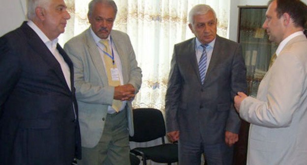 Азербайджан, Шамкир, сентябрь 2013 г. Группа международных наблюдателей от межпарламентской ассамблеи СНГ, осуществляющая долгосрочный мониторинг предстоящих президентских выборов. Фото: http://www.iacis.ru