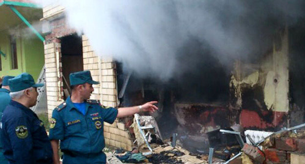 Последствия взрыва бытового газа в Махачкале. Дагестан, 6 октября 2013 г. Фото: пресс-служба МЧС Дагестана
 