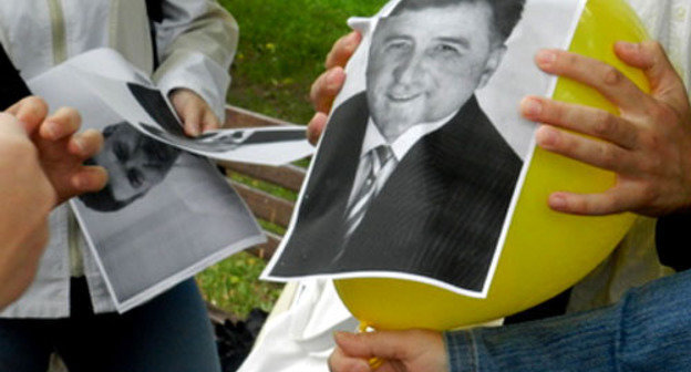 Портрет губернатора Боженова на воздушном шарике, запущенном в небо активистами движения "Волгоградские родители за права детей" во время протестной акции в Волгограде 20 июня 2013 г. Фото Татьяны Филимоновой для "Кавказского узла"
