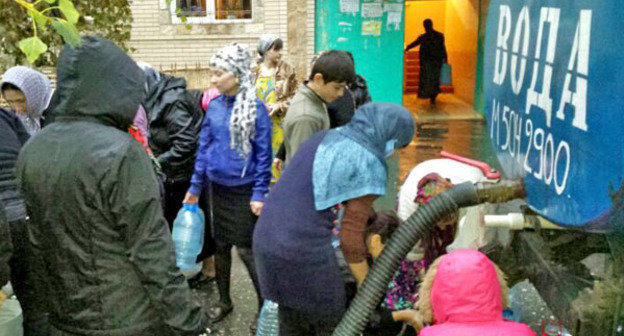 Жители Хасавюрта набирают воду из цистерны с питьевой водой. Дагестан, 7 октября 2013 г. Фото: Пресс-служба ГУ МЧС по Дагестану