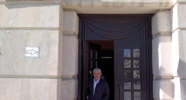 Голосование на выборах президента Азербайджана,  9 октября 2013 г. Житель Баку выходит с избирательного участка №18, расположенного в помещении Драматического театра. Фото Григория Шведова для "Кавказского узла"