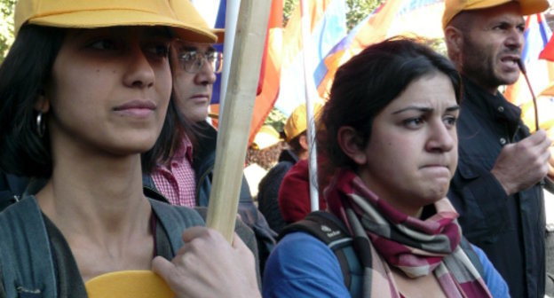 Акция протеста инициативной группы "Освободим памятник от олигарха" в защиту исторического здания Крытого рынка. Ереван, 9 октября 2013 г. Фото Армине Мартиросян для "Кавказского узла" 