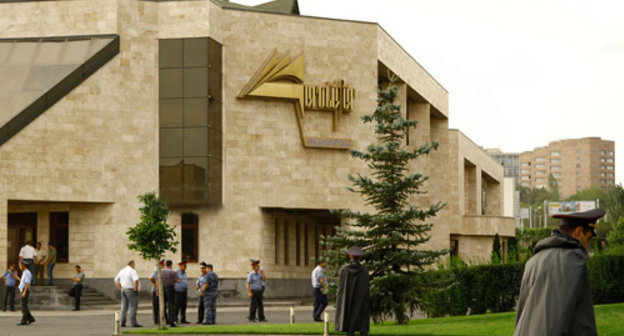 Полиция у ресторана "Арснакар" во время акции памяти Ваге Аветяна. Ереван, 7 августа 2012 г. Фото: ©PanARMENIAN Photo/Tigran Mehrabyan