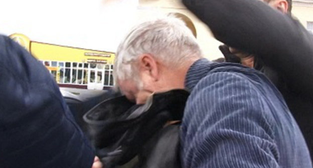 Кадр из видео, опубликованного на сайте информационного агентства "Высота 102.0", где был запечатлен инцидент в аэропорту "Гумрак" с главой ЦИК Волгоградской области Андреем Сиротиным, недопущенным на борт самолета 7 октября 2013 г. Источник: http://v102.ru/accidents/41430.html