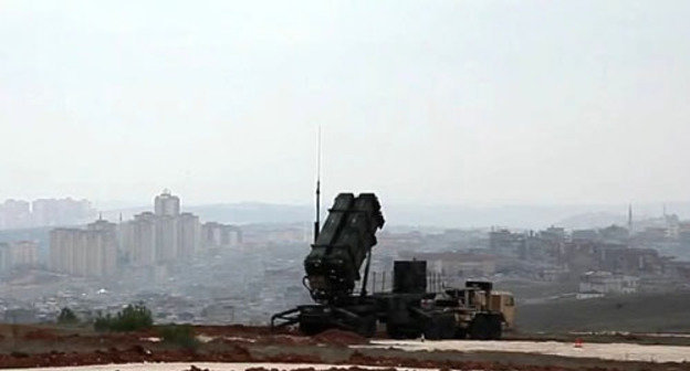 Комплексы «Пэтриот» на юго-востоке Турции, близ турецко-сирийской границы. Фото: Voice of America: Scott Bobb, http://ru.wikipedia.org/