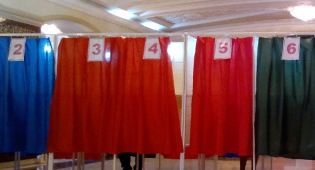 Кабинки для голосования на избирательном участке №18 в Баку. 9 октября 2013 г. Фото Григория Шведова для "Кавказского узла"