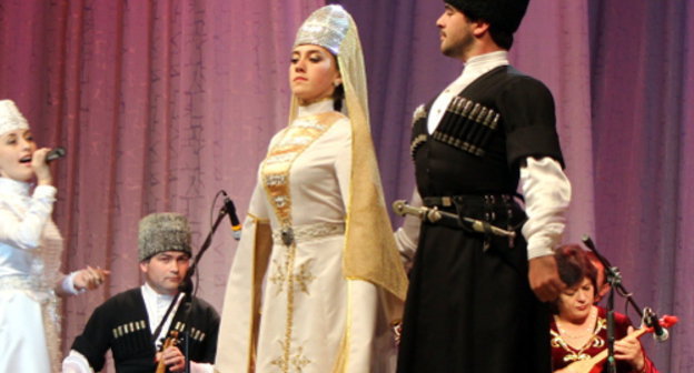 Выступление творческого коллектива "Редада" из КЧР на закрытии межрегионального фестиваля национальных культур "Кавказ - наш общий дом". Владикавказ, 11 октября 2013 г. Фото Эммы Марзоевой для "Кавказского узла"