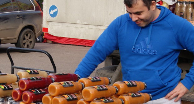 Торговля натуральными соками из Дагестана на выставке-ярмарке "Золотая осень". Москва, 11 октября 2013 г. Фото Натальи Крайновой для "Кавказского узла"