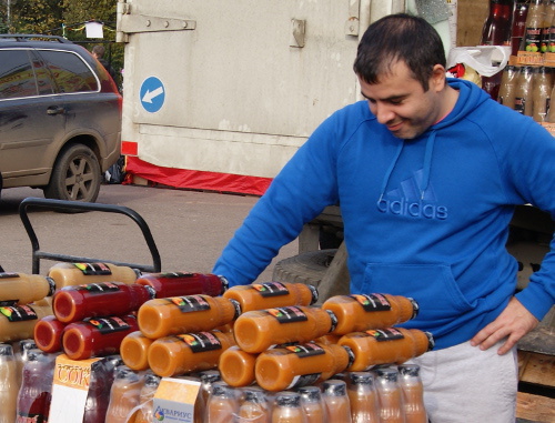 Торговля натуральными соками из Дагестана на выставке-ярмарке "Золотая осень". Москва, 11 октября 2013 г. Фото Натальи Крайновой для "Кавказского узла"
