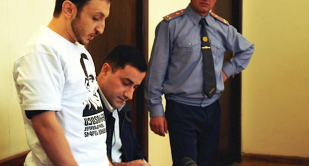 Тигран Аракелян (слева) рядом со своим адвокатом на заседании суда 7 октября 2013 г. Фото: http://hetq.am/eng/news/29871