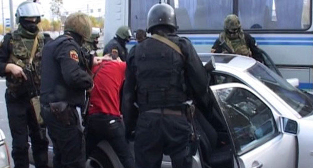 Задержание подозреваемых участников конфликта на Думской улице. Санкт-Петербург, 13 октября 2013 г. Фото: ГУ МВД России по Санкт-Петербургу и Ленинградской области, http://78.mvd.ru/