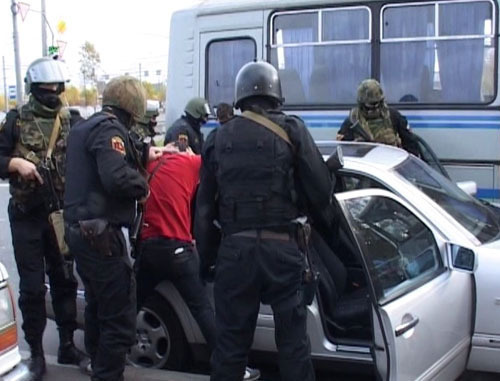 Задержание подозреваемых участников конфликта на Думской улице. Санкт-Петербург, 13 октября 2013 г. Фото: ГУ МВД России по Санкт-Петербургу и Ленинградской области, http://78.mvd.ru/