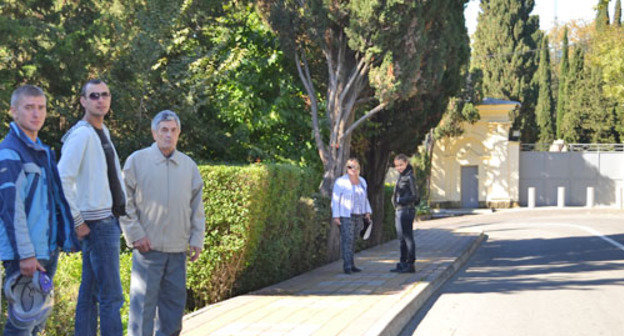 Жители садового некоммерческого товарищества "Поселковое" в пикете возле резиденции президента РФ. Сочи, 14 октября 2013 г. Фото Светланы Кравченко для "Кавказского узла"