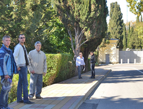 Жители садового некоммерческого товарищества "Поселковое" в пикете возле резиденции президента РФ. Сочи, 14 октября 2013 г. Фото Светланы Кравченко для "Кавказского узла"