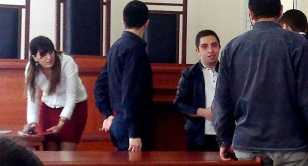 Давид Барсегян (второй слева) и Рафаел Авакян после заседания Апелляционного суда Нагорного Карабаха 13 сентября 2013 г. Фото Алвард Григорян для "Кавказского узла"