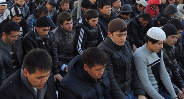 Молитва у Соборной мечети на проспекте Мира в Москве в Курбан-байрам. 15 октября 2013 г. Фото Карины Гаджиевой для "Кавказского узла"