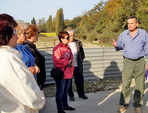 Председатель ТОС «Кудепста» Игорь Васильев (справа) и жители Кудепсты блокируют выезд крупногабаритной техники с промышленной базы, протестуя против промышленных работ в санитарной зоне. Сочи, 17 октября 2013 г. Фото Павла Лиманова