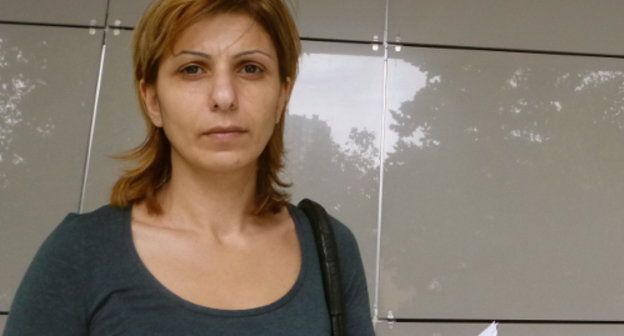 Член семьи Торомонян, многодетная мать Шушаник Мароян подает заявление в управление по вопросам семьи и детства администрации Сочи с просьбой выделить ей приусадебный участок у принадлежавшего семье дома по улице Санаторной, 33. Сочи, 17 октября 2013 г. Фото Светланы Кравченко для "Кавказского узла"
