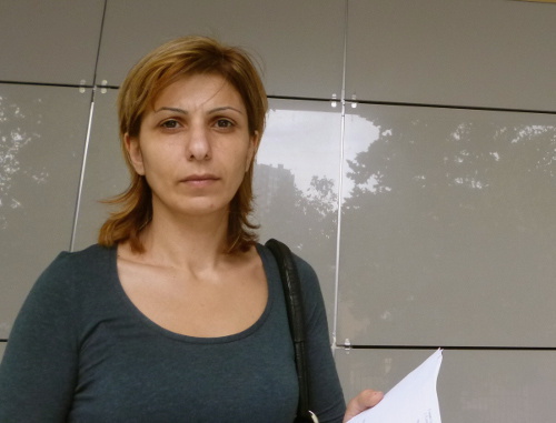 Член семьи Торомонян, многодетная мать Шушаник Мароян подает заявление в управление по вопросам семьи и детства администрации Сочи с просьбой выделить ей приусадебный участок у принадлежавшего семье дома по улице Санаторной, 33. Сочи, 17 октября 2013 г. Фото Светланы Кравченко для "Кавказского узла"
