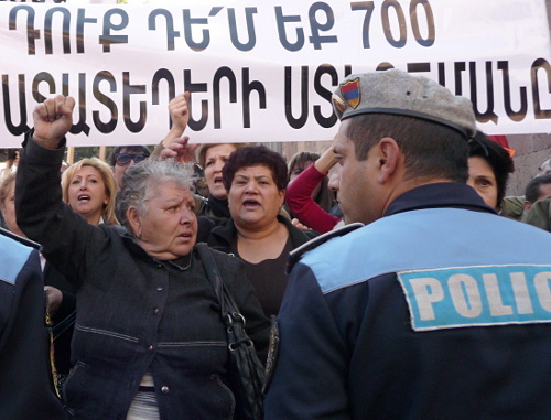 Сторонники реконструкции Крытого рынка в Ереване выступают против защитников исторического здания в день открытия рынка 9 октября 2013 г. Надпись на плакате: "Вы против 700 рабочих мест". Фото Армине Мартиросян для "Кавказского узла"