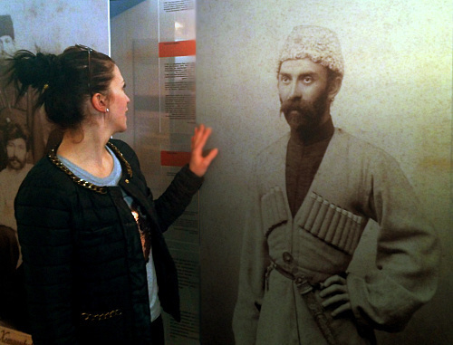 У портрета Косты Хетагурова в доме-музее поэта в селе Нар. Северная Осетия, Алагирский район, 15 октября 2013 г. Фото Марии Котаевой для "Кавказского узла" У портрета Косты Хетагурова в доме-музее поэта в селе Нар. Северная Осетия, Алагирский район, 15 октября 2013 г. Фото Марии Котаевой для "Кавказского узла"