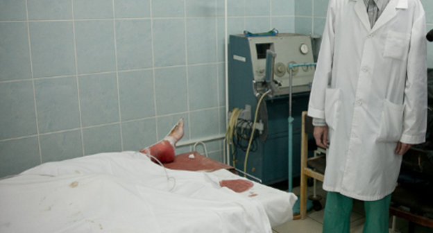 Врач в волгоградской клинической больнице скорой медицинской помощи №15 рядом с пострадавшими во время теракта. 21 октября 2013 г. Фото пресс-службы правительства Волгоградской области, http://www.volganet.ru/