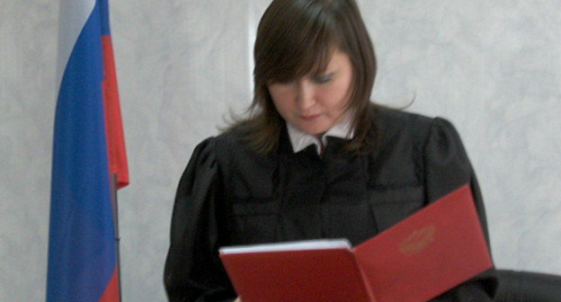 Заседание Приволжского районного суда Астраханской области по уголовному делу о гибели человека, упавшего в провал моста. Судья зачитывает приговор обвиняемому Андрею Гарину. 21 октября 2013 г. Фото Вячеслава Ященко для "Кавказского узла"