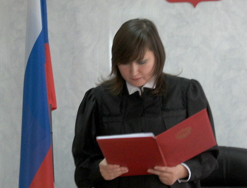 Заседание Приволжского районного суда Астраханской области по уголовному делу о гибели человека, упавшего в провал моста. Судья зачитывает приговор обвиняемому Андрею Гарину. 21 октября 2013 г. Фото Вячеслава Ященко для "Кавказского узла"