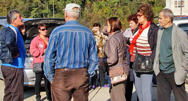 Жители Кудепсты перекрыли выезд техники с промбазы. Сочи, 23 октября 2013 г. Фото Павла Леманова
