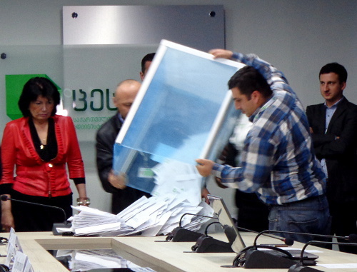 В Центризбиркоме вскрыли избирательную урну для
подсчета бюллетеней грузинских военных, проголосовавших в Афганистане на выборах президента Грузии. Тбилиси, 27 октября 2013 г. Фото Инны Кукуджановой для "Кавказского узла"