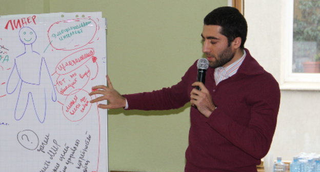 Участник образовательного форума кавказской молодежи Леон Бедоев презентует лидера и присущие ему качества. Москва, 19 октября 2013 г. Фото Магомеда Туаева для "Кавказского узла"