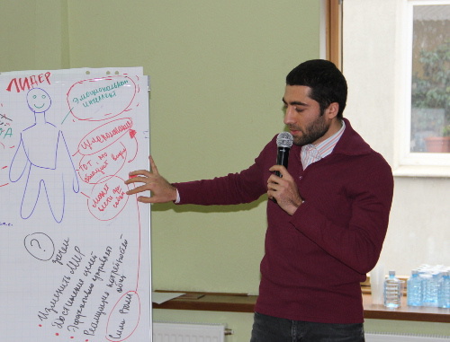 Участник образовательного форума кавказской молодежи Леон Бедоев презентует лидера и присущие ему качества. Москва, 19 октября 2013 г. Фото Магомеда Туаева для "Кавказского узла"