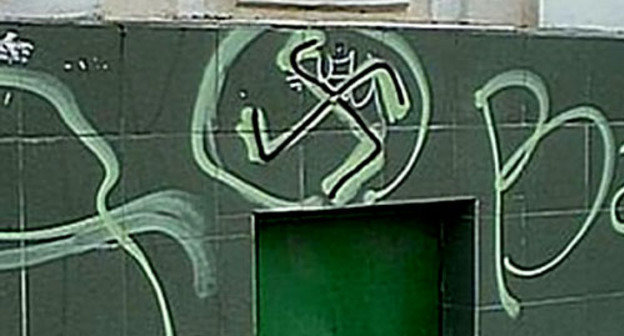 Свастика на стене одного из домов в Камышине. Волгоградская область. http://news.vdv-s.ru/