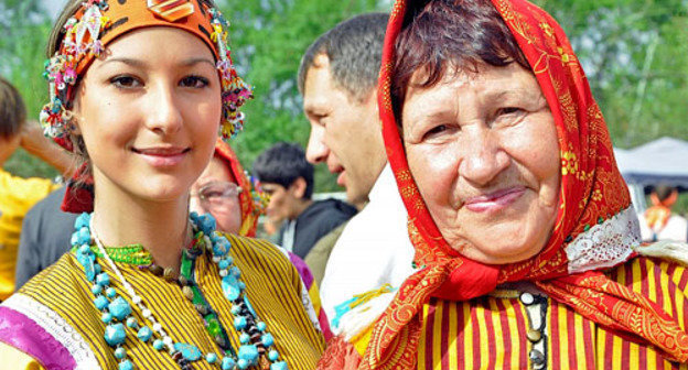 Фольклорно-этнографический праздник «Наследники традиций» в поселке Новокумский Левокумского района. На снимке: представители общины казаков-некрасовцев. Ставропольский край, 22 сентября 2012 г. Фото: Ставропольский краевой Дом народного творчества http://www.skdnt.ru/