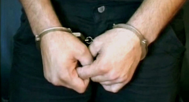 Руки задержанного.   Кадр из репортажа ЧГТРК "Вайнах", mvdchr.ru