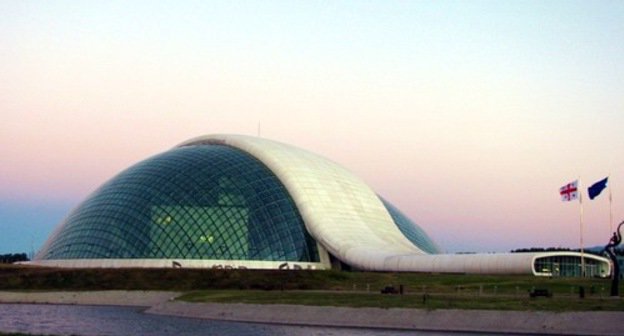 Здание парламента Грузии в Кутаиси. Октябрь 2013 г. Фото Юлии Кашеты для "Кавказского узла" 