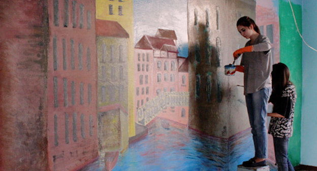 Студенты колледжа дизайна КБГУ расписывают стены в Республиканском психоневрологическом диспансере в Чегеме. Октябрь 2013 г. Фото Дарьи Безверховой и Аланы Губаревой для "Кавказского узла"