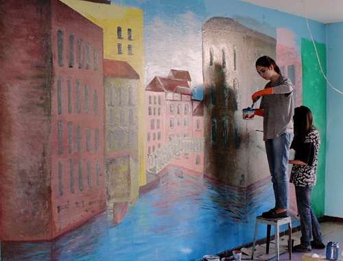 Студенты колледжа дизайна КБГУ расписывают стены в Республиканском психоневрологическом диспансере в Чегеме. Октябрь 2013 г. Фото Дарьи Безверховой и Аланы Губаревой для "Кавказского узла"