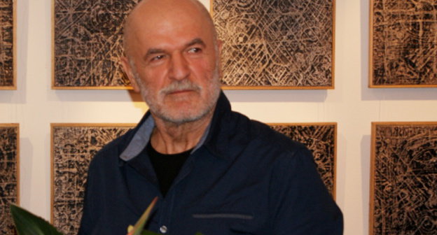 Художник Ибрагимхалил Супьянов в день открытия персональной выставки "Письмена на кулисах" в ГЦТМ имени А. А. Бахрушина. Москва, 1 ноября 2013 г. Фото Аиды Магомедовой для "Кавказского узла"