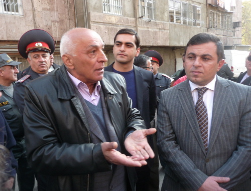 Житель одного из домов по улице Саят-Нова Карен Варданян (слева) и представитель мэрии, начальник второго территориального отдела управления градостроительного и земельного контроля ереванского муниципалитета Армен Григорян. Ереван, 4 ноября 2013 г. Фото Армине Мартиросян для "Кавказского узла"