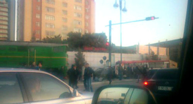 На месте ДТП. Баку, 5 ноября 2013 г. Фото http://www.1news.az/