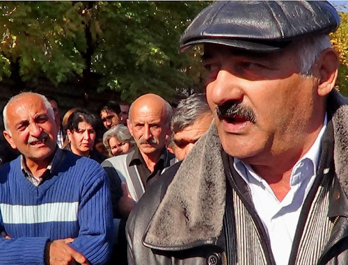 Перед зданием Шекинского суда по тяжким преступлениям собрались родственники обвиняемых в беспорядках в Исмаиллы 23-24 января. Шеки, 4 ноября 2013 г. Фото Парваны Байрамовой для "Кавказского узла"