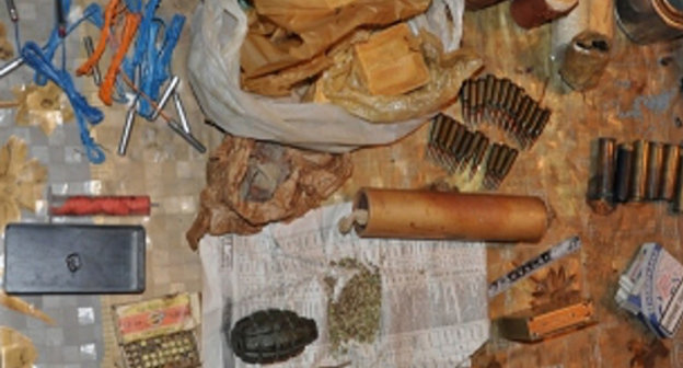 Боеприпасы и наркотические вещества, изъятые у жителя Железноводска. Фото пресс-службы ГУ МВД России по Ставропольскому краю, http://26.mvd.ru