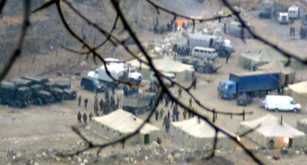 Силовики проводят обыски в селении Гимры. Дагестан, Унцукульский район, 9 января 2012 г. Фото:  ИКС "Гимры", http://gimry.ucoz.com