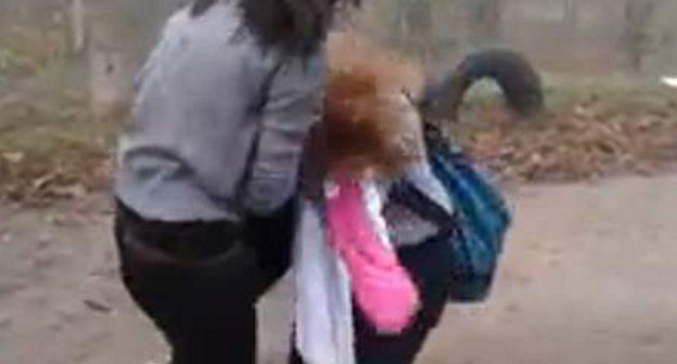 Избиение школьницы в Новочеркасске 30 октября 2013 г. Скриншот  видеозаписи с YouTube, опубликованный Ростовским агентством новостей, http://donnews.ru/V-internete-poyavilos-video-zhestokogo-izbieniya-shkolnitsy-iz-Novocherkasska_13189