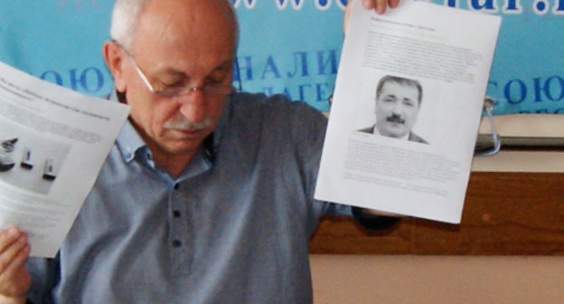 Глава Союза журналистов Дагестана Али Камалов с портретом депутата Шамиля Исаева на пресс-конференции, посвященной ходу расследования убийства учредителя газеты "Черновик" Хаджимурада Камалова. Махачкала, 26 июня 2013 г. Фото "Кавказского узла"