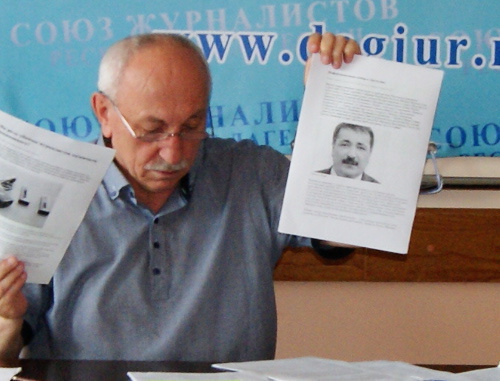 Глава Союза журналистов Дагестана Али Камалов с портретом депутата Шамиля Исаева на пресс-конференции, посвященной ходу расследования убийства учредителя газеты "Черновик" Хаджимурада Камалова. Махачкала, 26 июня 2013 г. Фото "Кавказского узла"