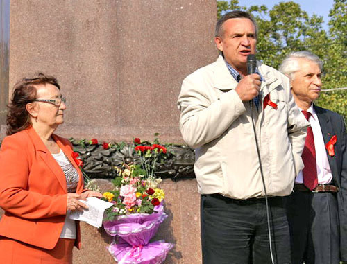 Игорь Васильев выступает во время митинга, посвященного 96-й годовщине Октябрьской революции. Слева - Людмила Шестак, справа - Юрий Дзагания. Сочи, 7 ноября 2013 г. Фото предоставлено организаторами митинга
