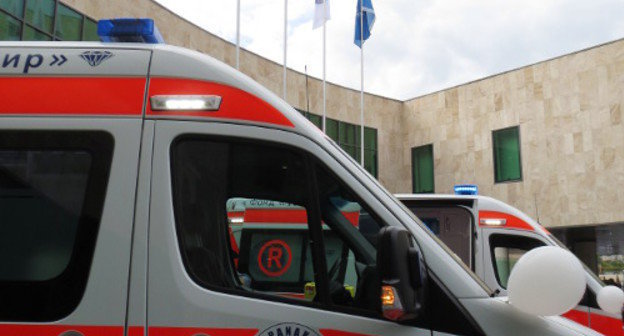 Автомобили "Скорой помощи" у здания больницы в Степанакерте. Сентябрь 2013 г. Фото Алвард Григорян для "Кавказского узла"