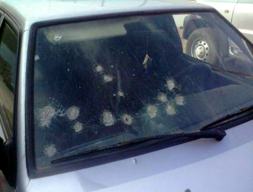 Лобовое стекло автомобиля Мухмета Бузуртанова, пробитое пулями. Ингушетия, Галашки, ноябрь 2013 г. Фото Беслана Бузуртанова